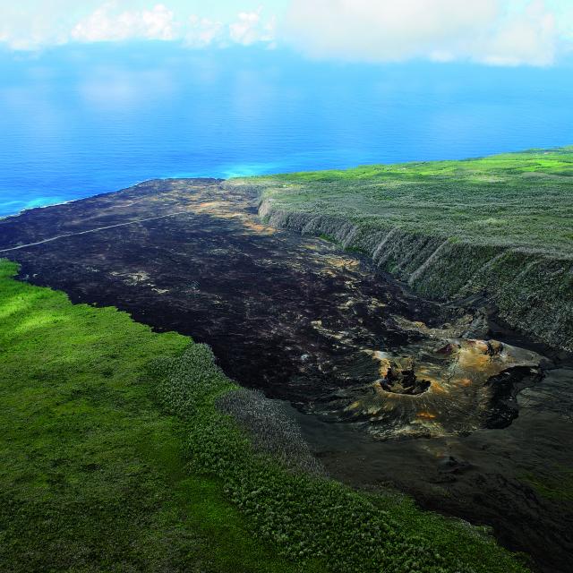 Piton de la Fournaise : la lave atteint l’océan à La Réunion