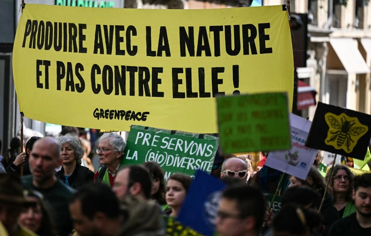 Paris : une  bruyante mobilisation pour dire stop aux pesticides qui menacent la biodiversité